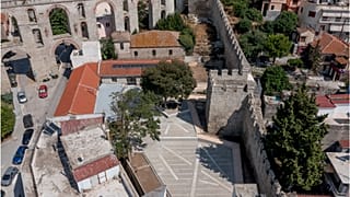 Άποψη της συνολικής επέμβασης στην οχύρωση της κάτω πόλης της Καβάλας από ψηλά. 