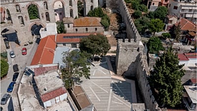 Άποψη της συνολικής επέμβασης στην οχύρωση της κάτω πόλης της Καβάλας από ψηλά. 