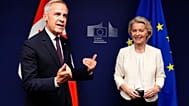 Ο πρωθυπουργός του Καναδά Μαρκ Κάρνεϊ, αριστερά, και η πρόεδρος της Ευρωπαϊκής Επιτροπής Ούρσουλα φον ντερ Λάιεν συμμετέχουν σε συνάντηση στο Ευρωκοινοβούλιο στο Στρασβούργο