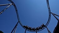 Besucher fahren am Tag der Wiedereröffnung des Freizeitparks Cinecittà World am Stadtrand von Rom Achterbahn.