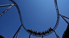 Besucher fahren am Tag der Wiedereröffnung des Freizeitparks Cinecittà World am Stadtrand von Rom Achterbahn.