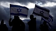 متظاهرون يرفعون أعلام إسرائيل خلال مسيرة وتجمع داعم لإسرائيل، يوم الأحد 19 نوفمبر/تشرين الثاني 2023، في مدينة كيركلاند بولاية واشنطن