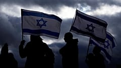 متظاهرون يرفعون أعلام إسرائيل خلال مسيرة وتجمع داعم لإسرائيل، يوم الأحد 19 نوفمبر/تشرين الثاني 2023، في مدينة كيركلاند بولاية واشنطن