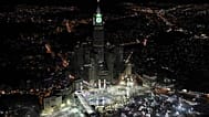 ARŞİV: Mekke'de yüz binlerce Müslüman Mescid-i Haram'da Kâbe'yi tavaf ederken, Ebrac el-Beyt Kuleleri'nin dört yüzlü saati görünüyor.