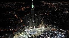 ARŞİV: Mekke'de yüz binlerce Müslüman Mescid-i Haram'da Kâbe'yi tavaf ederken, Ebrac el-Beyt Kuleleri'nin dört yüzlü saati görünüyor.