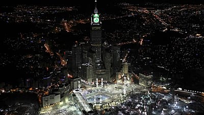 ARŞİV: Mekke'de yüz binlerce Müslüman Mescid-i Haram'da Kâbe'yi tavaf ederken, Ebrac el-Beyt Kuleleri'nin dört yüzlü saati görünüyor.