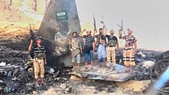 حوثی‌ها در یمن در کنار هواپیمای ساقط شده عربستان سعودی