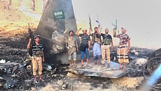 حوثی‌ها در یمن در کنار هواپیمای ساقط شده عربستان سعودی