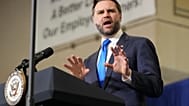 نائب الرئيس جيه دي فانس يتحدث خلال حدث في Webco Manufacturing، يوم الاثنين 14 سبتمبر 2026، في أولاثي، كانساس. (AP Photo/مارك شيفيلباين، حمام السباحة)