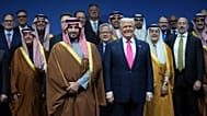 دونالد ترامپ، رئیس‌جمهور آمریکا به همراه محمد بن سلمان، ولیعهد عربستان سعودی در جریان «مجمع سرمایه‌گذاری عربستان»