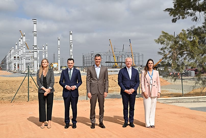 O presidente Pedro Sánchez na central do Vale Andaluz do Hidrogénio Verde, da Moeve, em Palos de la Frontera, Huelva.
