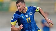 A bosnyák Edin Dzeko a 2026-os labdarúgó-világbajnokság H csoportjának selejtező mérkőzésén, Ciprus és Bosznia-Hercegovina között, a ciprusi Larnakában található AEK Arénában,