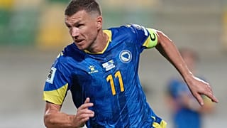 A bosnyák Edin Dzeko a 2026-os labdarúgó-világbajnokság H csoportjának selejtező mérkőzésén, Ciprus és Bosznia-Hercegovina között, a ciprusi Larnakában található AEK Arénában,