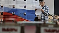 Избирательница держит свой бюллетень перед голосованием на парламентских выборах во Владивостоке, Россия, в пятницу, 18 сентября 2026 года.