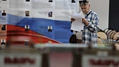 Избирательница держит свой бюллетень перед голосованием на парламентских выборах во Владивостоке, Россия, в пятницу, 18 сентября 2026 года.