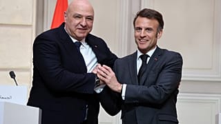 الرئيس الفرنسي إيمانويل ماكرون، على اليمين، والرئيس اللبناني جوزيف عون يتصافحان بعد مؤتمر صحفي مشترك في قصر الإليزيه في باريس، الجمعة 28 مارس 2025. 