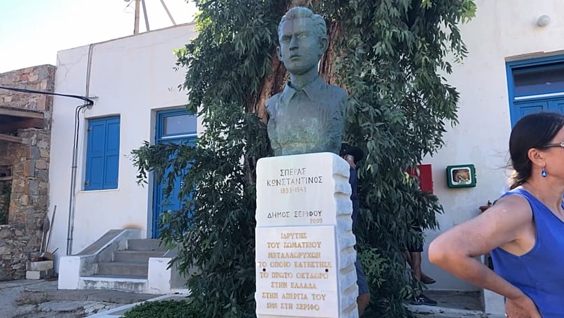 Le buste de Konstantinos Speras né en 1893 sur l'île de Serifos à Mega livadi