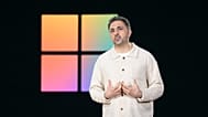A Microsoft AI vezérigazgatója, Mustafa Suleyman a vállalat Copilot nevű MI-asszisztensének bemutatóján beszél a Microsoft központjában, 50. évfordulós rendezvény előtt.