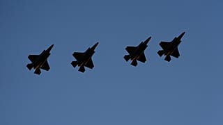تحلق مجموعة مكونة من أربع طائرات من طراز "إف-35" في الأجواء قبيل إلقاء الرئيس دونالد ترامب كلمة في افتتاح "معرض الولايات الأمريكية الكبير" (Great American State Fair) في ساحة 