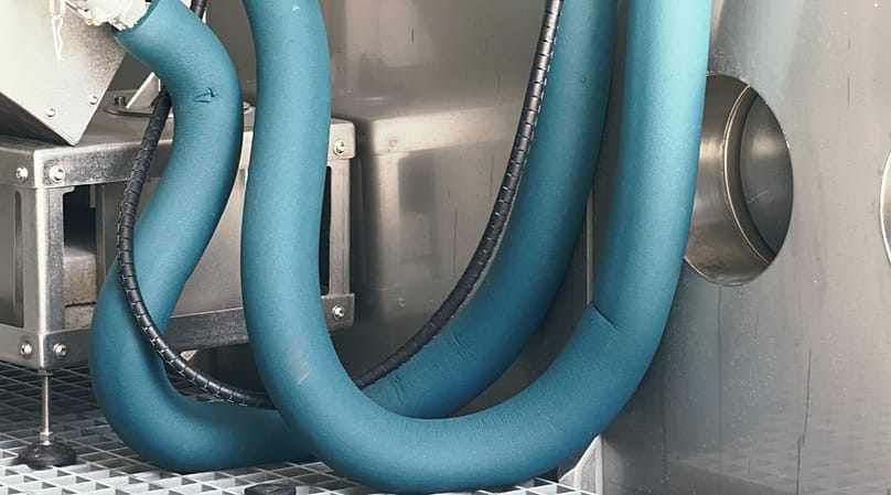 Dicke Schläuche leiten Wasser in die Testkammer.