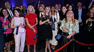 Esponenti dei Democratici svedesi di estrema destra reagiscono alla presentazione dei primi exit poll durante la notte elettorale, a Stoccolma. 13 settembre 2026.