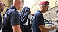 Rendőrök vezetik el Jellinek Dániel gyanúsítottat a Fővárosi Büntetés-végrehajtási Intézetbe 2026. szeptember 17-én.
