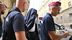 Rendőrök vezetik el Jellinek Dániel gyanúsítottat a Fővárosi Büntetés-végrehajtási Intézetbe 2026. szeptember 17-én.
