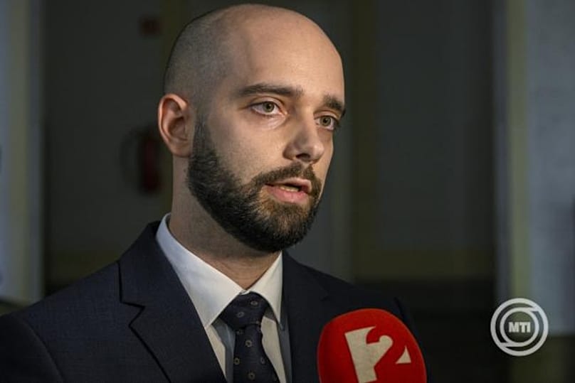 Bozó Gergely, a Fővárosi Törvényszék szóvivője nyilatkozik a sajtónak 2026. szeptember 17-én. Két embert letartóztatott ezen a napon a Volánbusz-ügy gyanúsítottjai közül