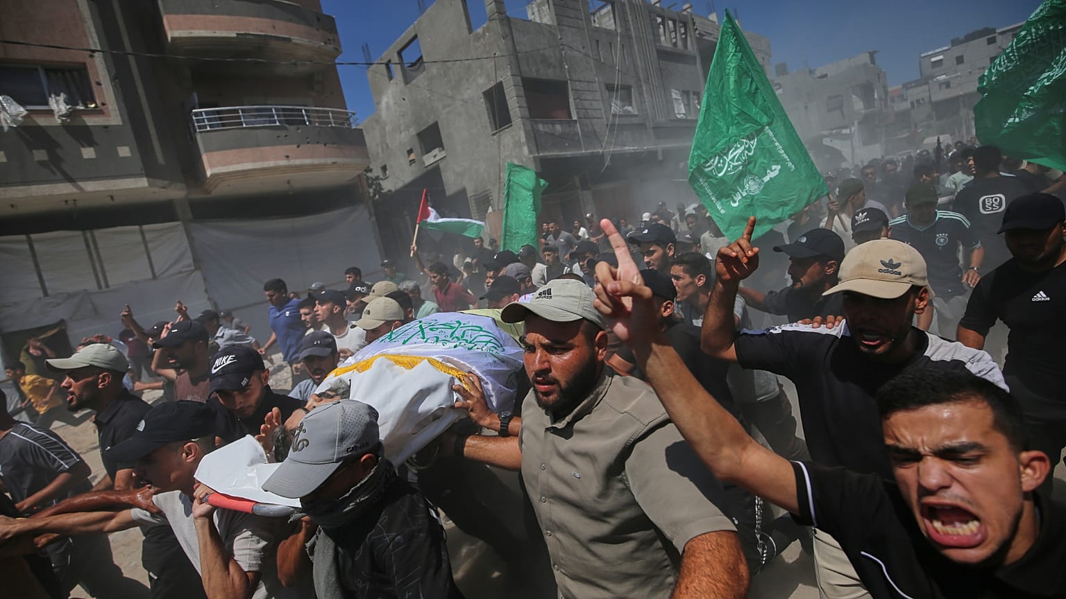 فلسطينيون يحملون جثمان نائل أبو عبيد، القيادي في كتائب القسام برفح، خلال تشييعه بعد مقتله بغارة إسرائيلية في خان يونس، 16 أيلول 2026.