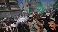 فلسطينيون يحملون جثمان نائل أبو عبيد، القيادي في كتائب القسام برفح، خلال تشييعه بعد مقتله بغارة إسرائيلية في خان يونس، 16 أيلول 2026.