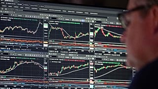 Les données des marchés financiers s'affichent sur les écrans de trading.