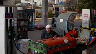 رجل ينتظر ملء جراره بالوقود في قرية مجدل شمس الدرزية الواقعة بالقرب من "خط ألفا" الذي يفصل مرتفعات الجولان الخاضعة للسيطرة الإسرائيلية عن سوريا، الخميس 12 ديسمبر 2024. 
