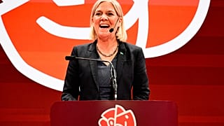 La líder del partido socialdemócrata, Magdalena Andersson, habla durante la celebración de la noche electoral organizada por el partido, el domingo 13 de septiembre de 2026