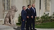 Emmanuel Macron, Abdallah II et Joseph Aoun avant leur réunion aux Invalides, à Paris, le 17 septembre 2026. (AP Photo/Thibault Camus)