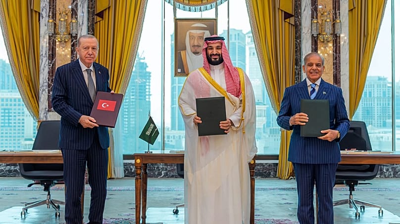 الرئيس التركي رجب طيب أردوغان وولي العهد السعودي محمد بن سلمان ورئيس الوزراء الباكستاني شهباز شريف عقب توقيع اتفاق الدفاع المشترك في مكة، 7 آب 2026.