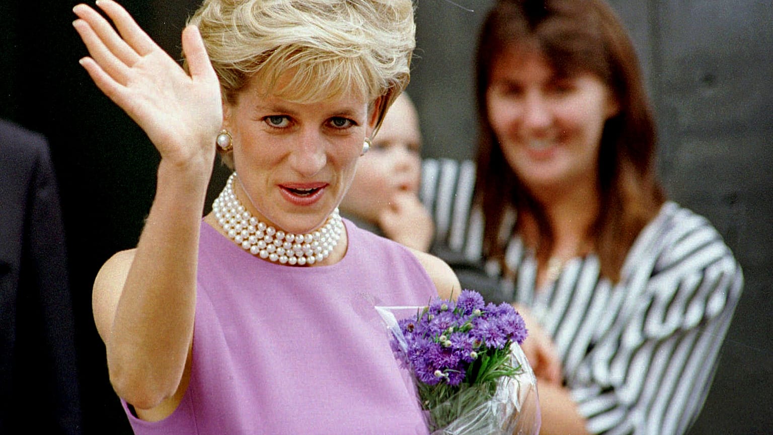 ARŞİV - Galler Prensesi Diana, Avustralya'daki Victor Chang Kalp Araştırmaları Enstitüsü'nden ayrılırken kalabalığa el sallıyor, 1 Kasım 1996.