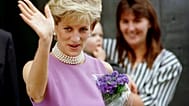 ARŞİV - Galler Prensesi Diana, Avustralya'daki Victor Chang Kalp Araştırmaları Enstitüsü'nden ayrılırken kalabalığa el sallıyor, 1 Kasım 1996.