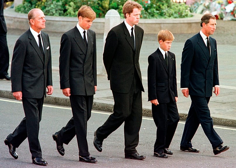 ARŞİV - Soldan sağa: İngiltere Prensi Philip, Prens William, Earl Spencer, Prens Harry ve Prens Charles, Diana'nın cenaze töreninde, 6 Eylül 1997.