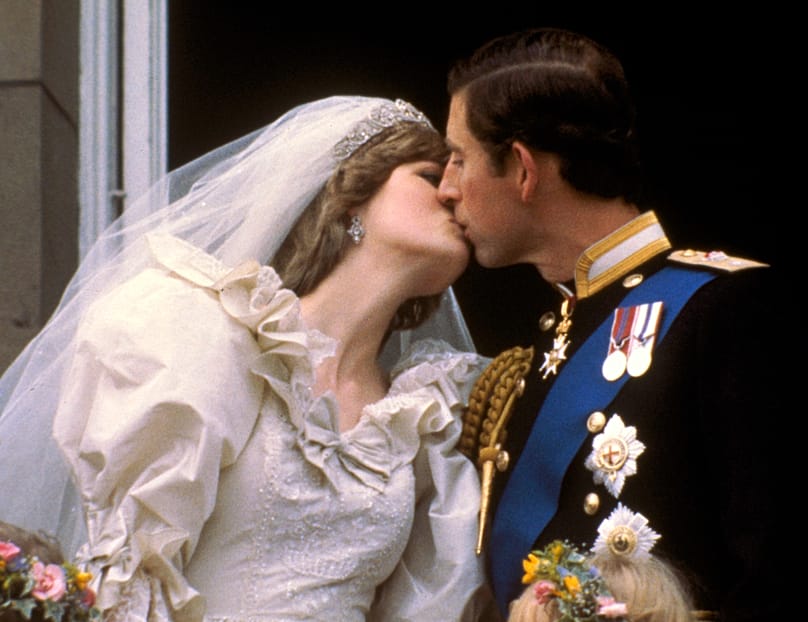 ARŞİV -  İngiltere Prensi Charles, düğünlerinin ardından Buckingham Sarayı'nın balkonunda Prenses Diana'yı öpüyor, 29 Temmuz 1981.