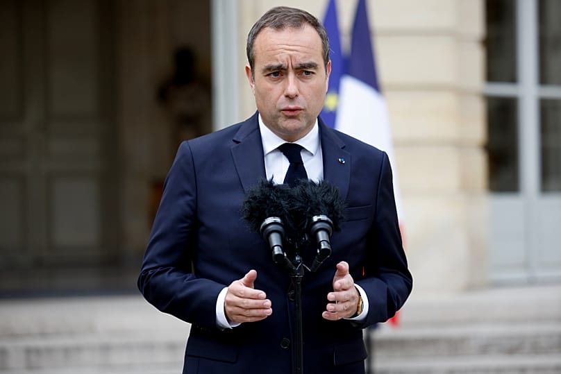 Sébastien Lecornu εκφωνεί ομιλία κατά τη διάρκεια προηχογραφημένης τηλεοπτικής δήλωσης στο Hôtel de Matignon, στο Παρίσι, την Παρασκευή 10 Απριλίου 2026