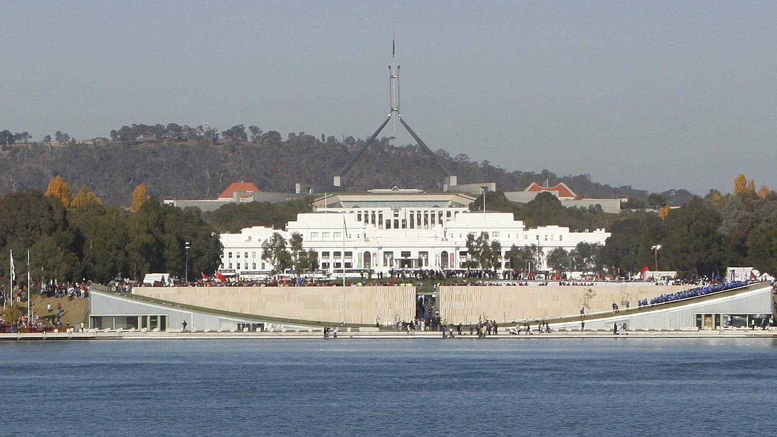 Ausztrália parlamentje a Burley Griffin-tó mögött látható Canberrában, Ausztráliában, 2008. április 24-én