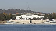 Ausztrália parlamentje a Burley Griffin-tó mögött látható Canberrában, Ausztráliában, 2008. április 24-én