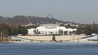Ausztrália parlamentje a Burley Griffin-tó mögött látható Canberrában, Ausztráliában, 2008. április 24-én