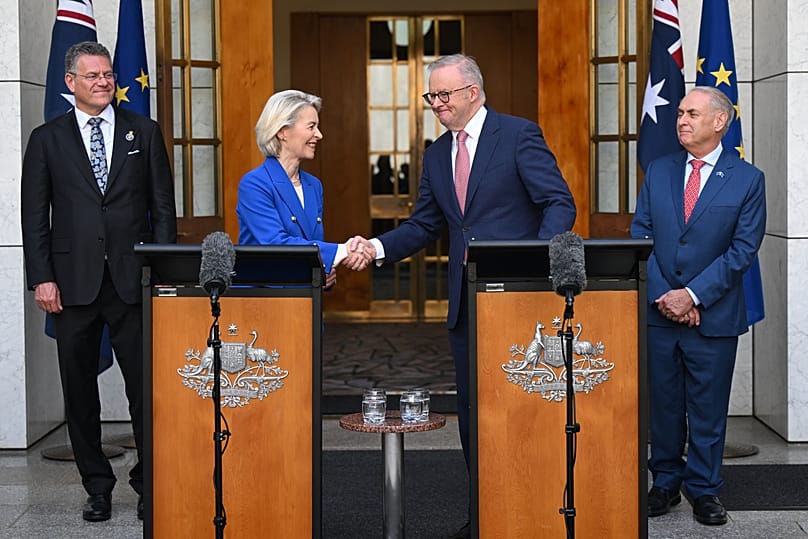 Von der Leyen és Anthony Albanese – akkor még ausztrál miniszterelnök – kézfogással szentesíti a szabadkereskedelmi megállapodást. Balján Don Farrell. Canberra, 2026.03.24.