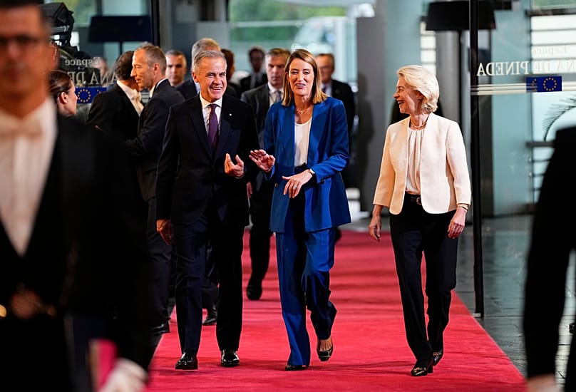 Mark Carney kanadai miniszterelnököt Roberta Metsola, az Európai Parlament elnöke (középen) és Ursula von der Leyen, az Európai Bizottság elnöke fogadta Strasbourgban