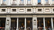 Foto de archivo del uno de agosto de 2017, personas hacen cola para entrar en la Galería de los Uffizi en Florencia, Italia.