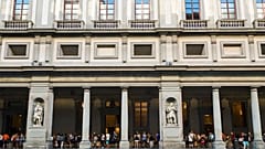 Foto de arquivo de 1 de agosto de 2017: pessoas aguardam em fila para entrar na Galeria Uffizi, em Florença, Itália.
