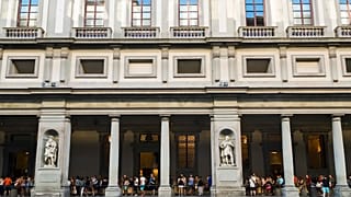 Foto de arquivo de 1 de agosto de 2017: pessoas aguardam em fila para entrar na Galeria Uffizi, em Florença, Itália.