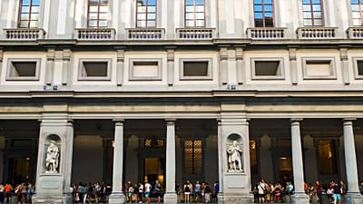 Archiwalne zdjęcie z 1 sierpnia 2017 r.: ludzie stoją w kolejce przed Galerią Uffizi we Florencji we Włoszech.