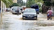 سيارة تسير على طريق غمرته المياه عقب عواصف مطرية غزيرة في محافظة نابل الساحلية بتونس، يوم الأحد 23 سبتمبر 2018. وقد أسفرت العواصف المطرية الغزيرة في شمال شرق تونس عن مقتل أربع